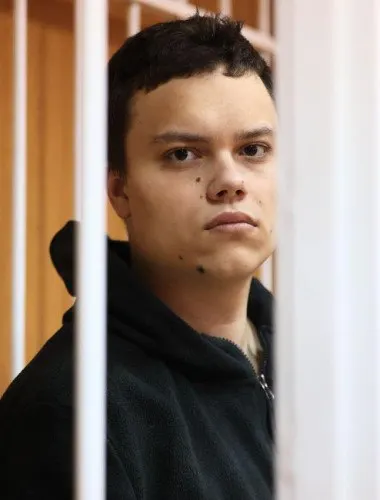 В СИЗО Горно‑Алтайска Парамошина на пять суток поместили в карцер: адвокат отмечает, что в обычной камере из‑за плохо открывающегося окна невыносимо жарко, а попытки снять тёплую форму сопровождаются рапортами.