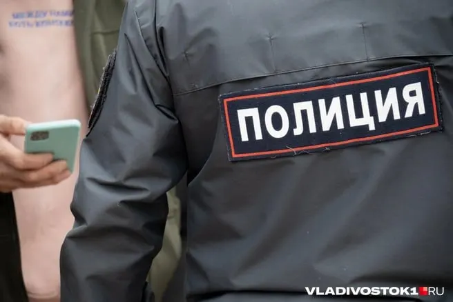 Полиция проводит проверку по нескольким обращениям жителей Ленинского района: сосед громко кричал, оскорблял прохожих, в том числе детей, и угрожал семье одной из жильцов.