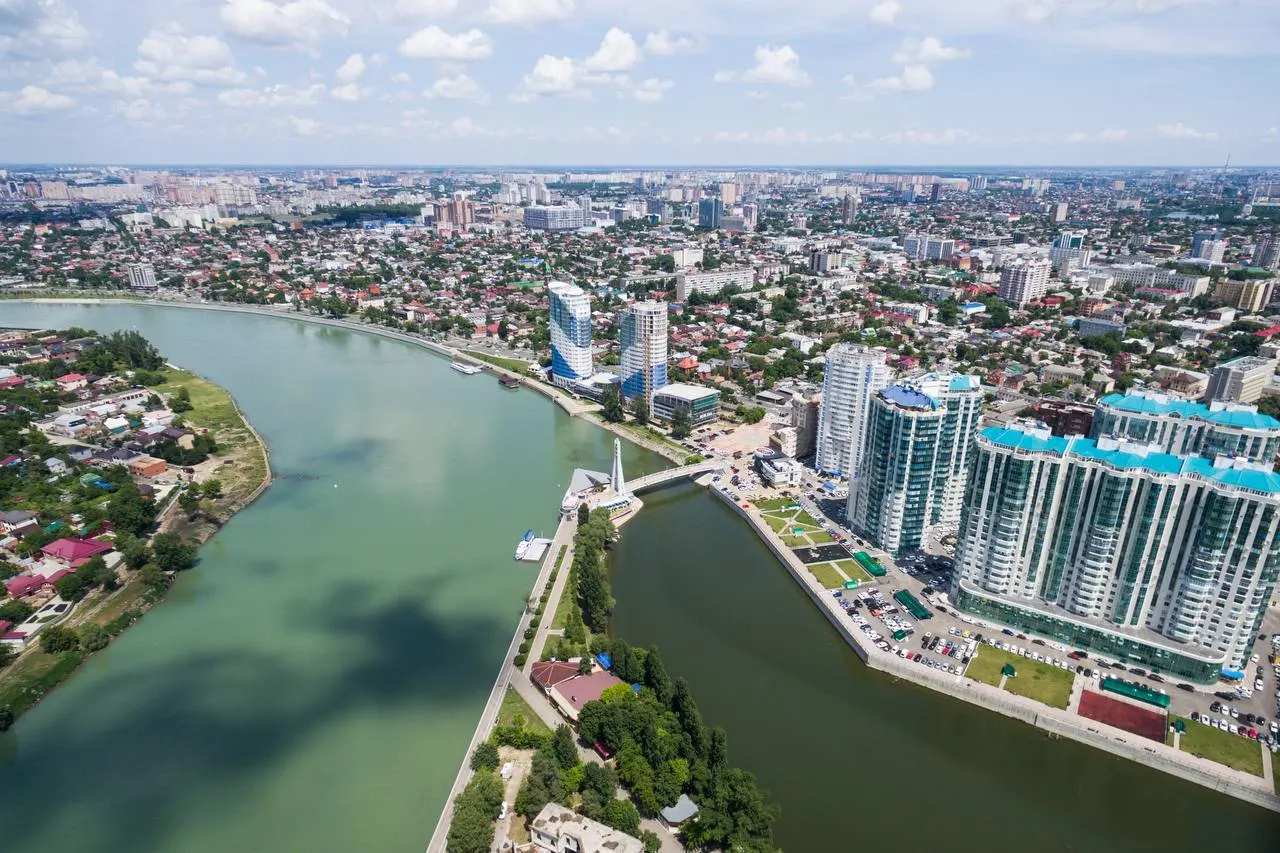 Сочи занял первое место в опросе (15% голосов). Краснодар и Санкт‑Петербург разделили четвёртое место (по 9%). 53% респондентов готовы переехать после выхода на пенсию. Главные факторы — климат, размеренный ритм жизни, благоустроенность и близость моря.