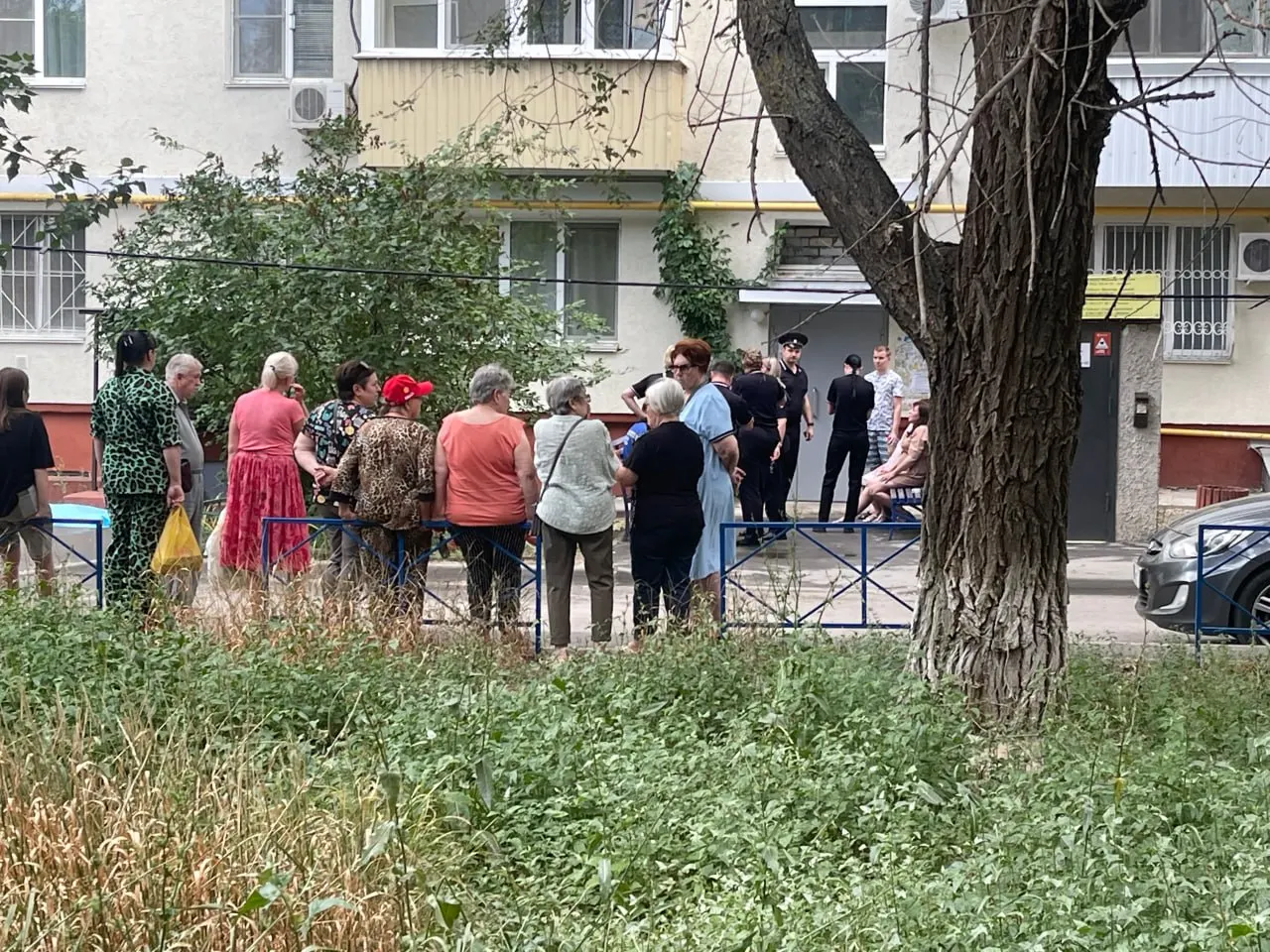 В Краснооктябрьском районе ребёнок выпал из окна восьмого этажа многоквартирного дома; от полученных травм он скончался на месте.
