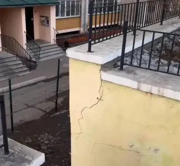 Жильцы дома на Славянской, 15 уже несколько лет фиксируют трещины в подпорной стене, которая удерживает грунт; управляющая компания и чиновники пока не решили, кто и за какие средства займётся ремонтом.