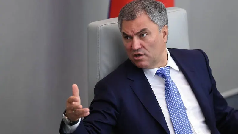 Председатель Госдумы заявил, что страна готова преодолеть топливный кризис, призвал к консолидации и предупредил о рисках внутренних дискуссий в сложной внешнеполитической обстановке.