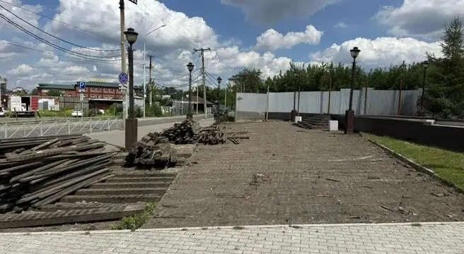 Почти 200 кв. м покрытия обновят: старый деревянный настил прогнил, и его заменят на плитку. Ранее летом подрядчик уже укладывал гранитную плитку на клумбах, проходящих по центру лестницы.