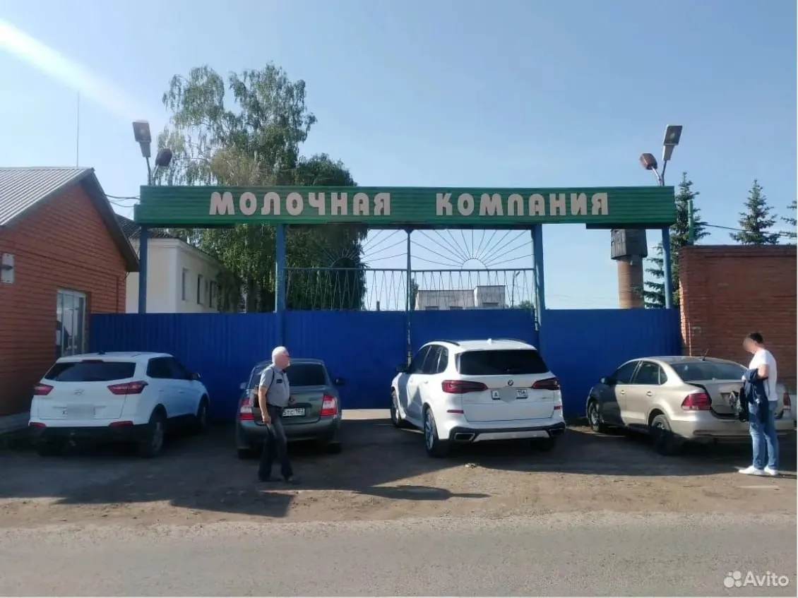 На торгах предлагают 31 объект недвижимости площадью около 10 тыс. кв. м — производственные корпуса, склады и водонапорную башню. Начальная цена составляет 17 млн рублей; компания была ликвидирована в 2024 году.