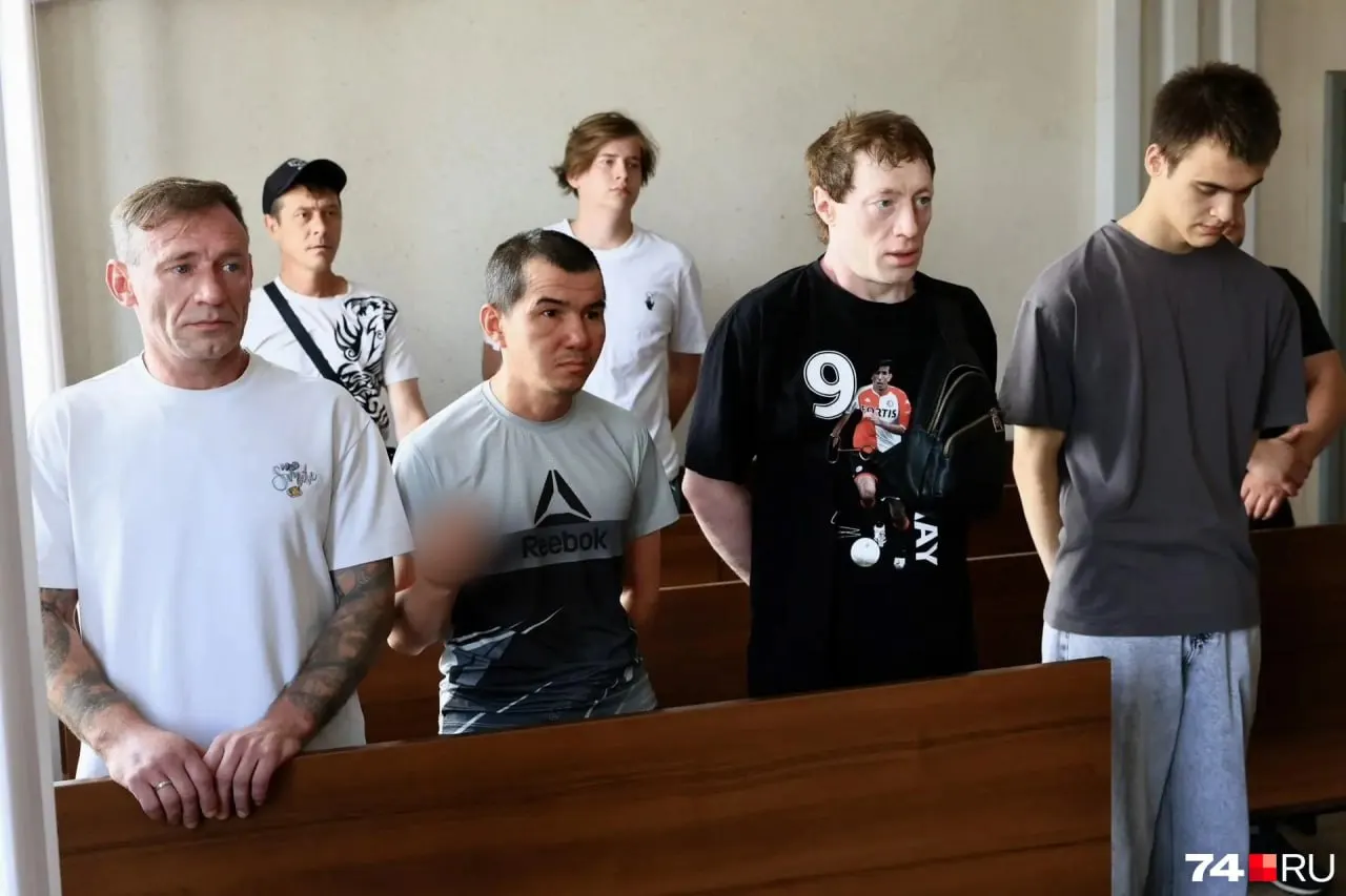 Суд признал четверых виновными в хулиганстве: троим назначены по 4 года лишения свободы условно, одному — 5 лет условно. Потерпевшему присудили компенсацию в 100 тыс. руб.; прокуратура требовала реальных сроков, суд учёл смягчающие обстоятельства.