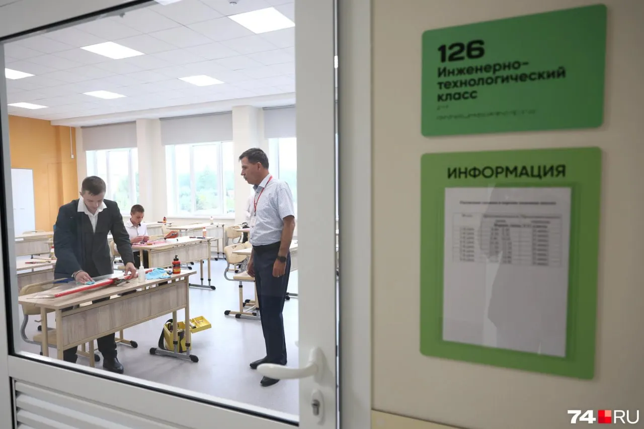 В образовательном центре на Северо-Западе Челябинска на конкурс в десятый класс поступило рекордное число заявок — родители жалуются на огромную очередь и просят открыть дополнительные профильные классы.
