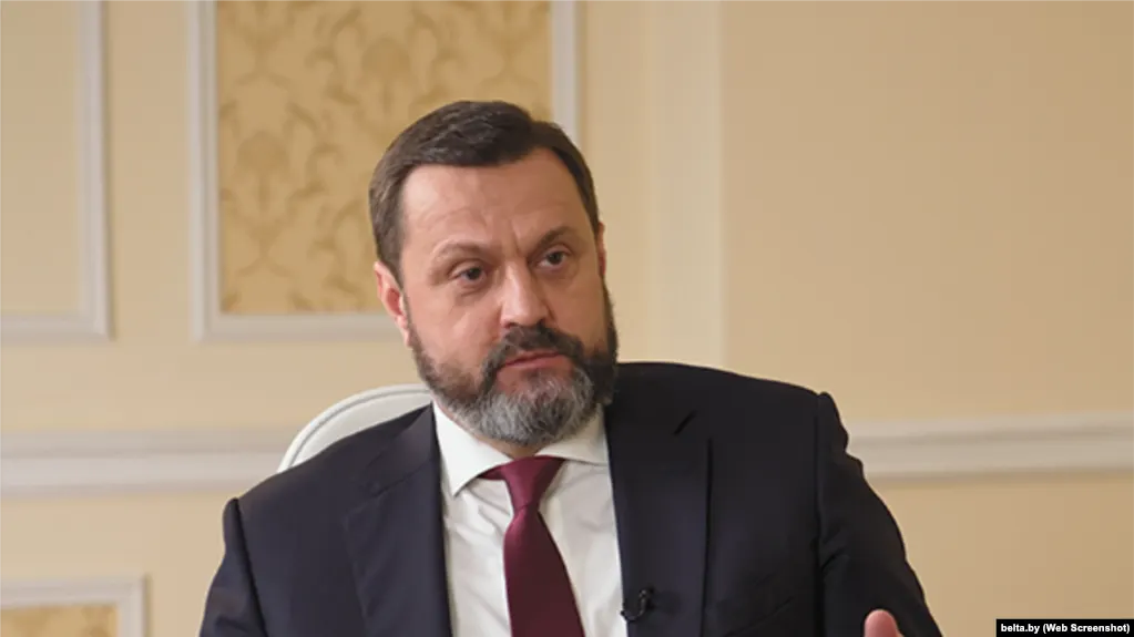 Суд заочно признал бывшего народного депутата виновным в госизмене и незаконном обогащении. По версии следствия, он получал деньги от российских спецслужб, проводил информационные операции против Украины и после 2022 года уехал в Россию.