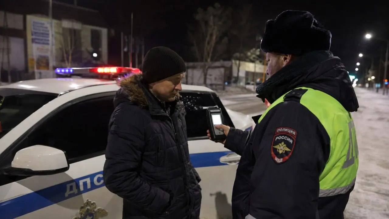 Мужчину дважды за день остановили сотрудники ГИБДД: алкотестер был отрицателен, но при наличии признаков опьянения он отказался от медосвидетельствования. Суд назначил штрафы и лишил водительских прав.