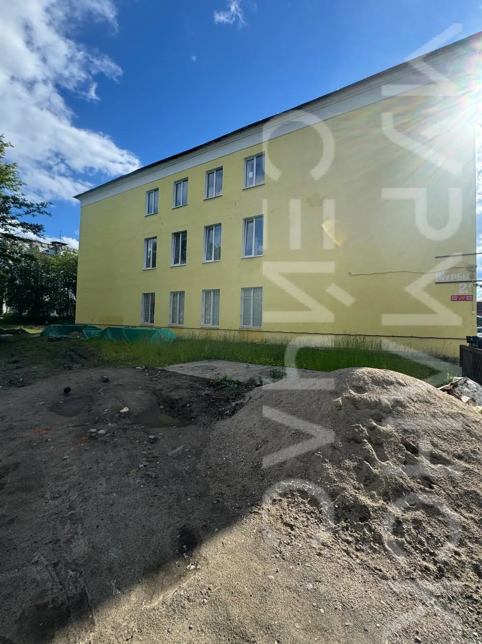 Возле торгового центра «Аквадрат» у театра кукол спиливают 8–10‑метровые деревья. Жителям не предоставили проектной документации и не проводили опроса — им сообщили лишь о планах установки гостевых домиков или беседок.