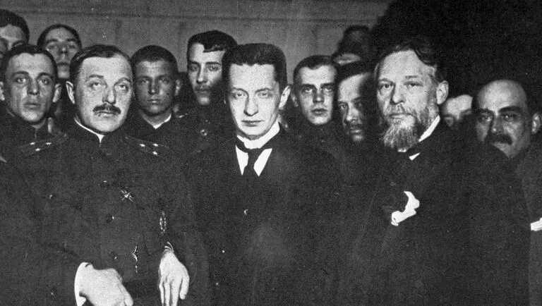 8 июля 1917 года 36‑летний юрист Александр Керенский стал председателем Временного правительства. Он стремился проводить реформы и удержать власть, но столкнулся с инфляцией, военными требованиями и ростом радикализации, что в итоге ослабило положение правительства.
