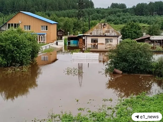 После мощных дождей в селе Аятское вода вышла из берегов: подтоплены дворы и несколько домов, жители и спасатели предупреждают об угрозе прорыва дамбы.