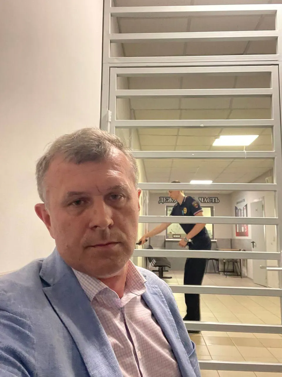 Надеждин сообщил о задержании 13 июля в Подмосковье; адвокат не нашёл его в отделении и подал заявление о пропаже. Ему предъявлено обвинение по ст. 20.1.3 КоАП, исключающей участие в выборах.