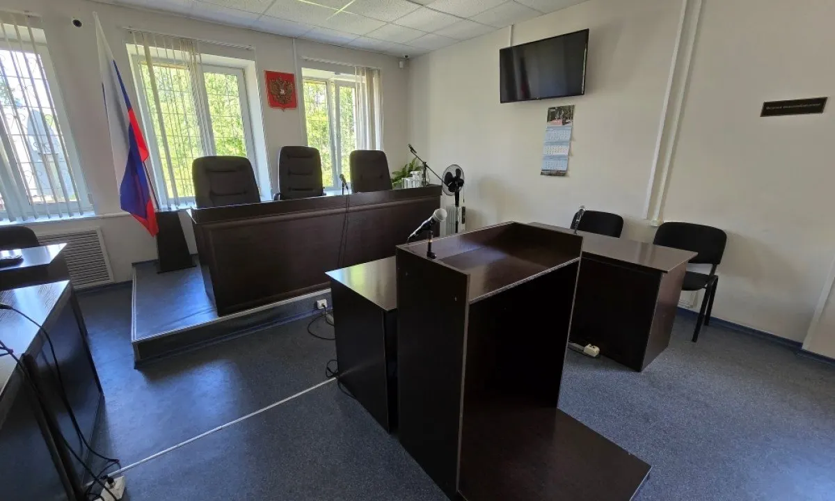 В Медвежьегорске мужчина открыл вентиль газового баллона в подъезде после отказа соседок общаться с ним. Чтобы спастись, женщины выпрыгнули из окна; одну из них он догнал, избил и стал угрожать. Суд назначил 2,5 года лишения свободы условно с испытательным сроком 3 года.