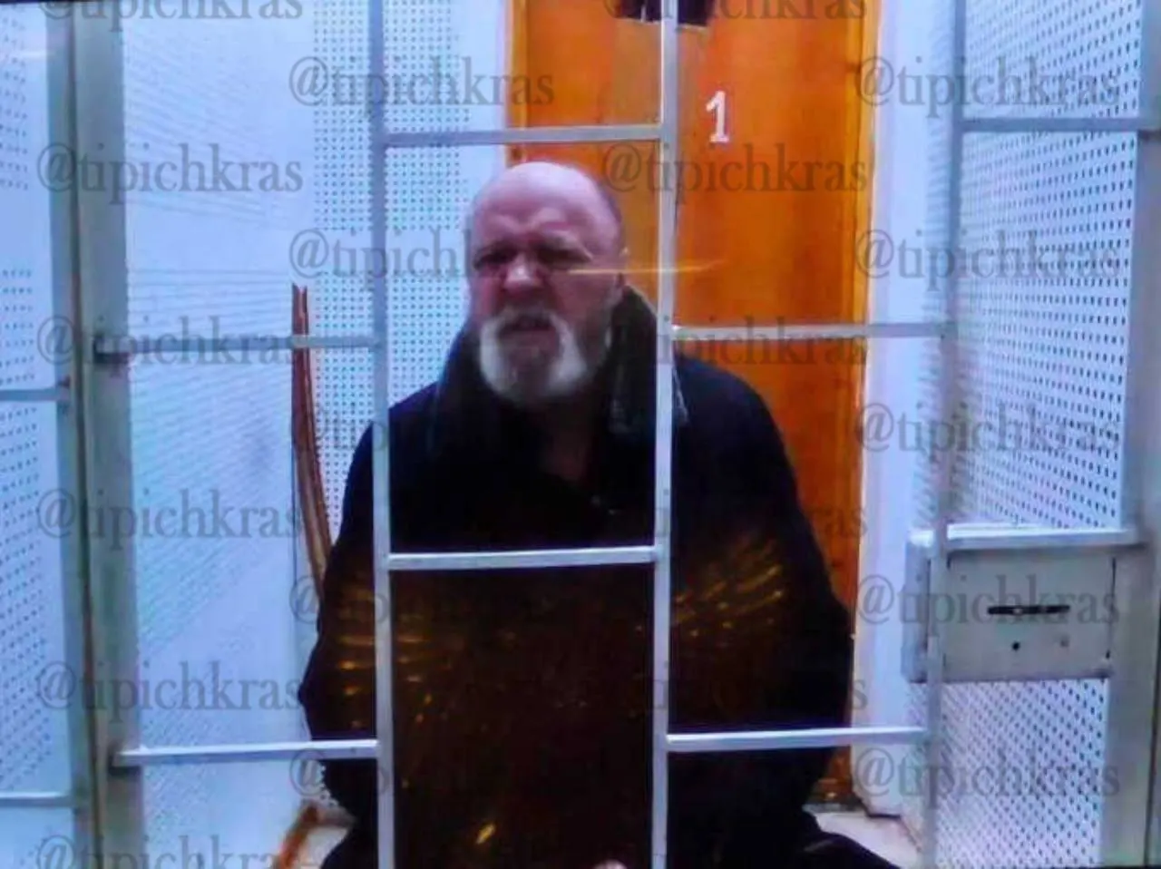 Советский районный суд Краснодара рассматривает обвинения в превышении полномочий и вынесении неправосудных решений в земельных спорах в Сочи; экс-судью также проверяют по эпизоду о возможной крупной взятке.