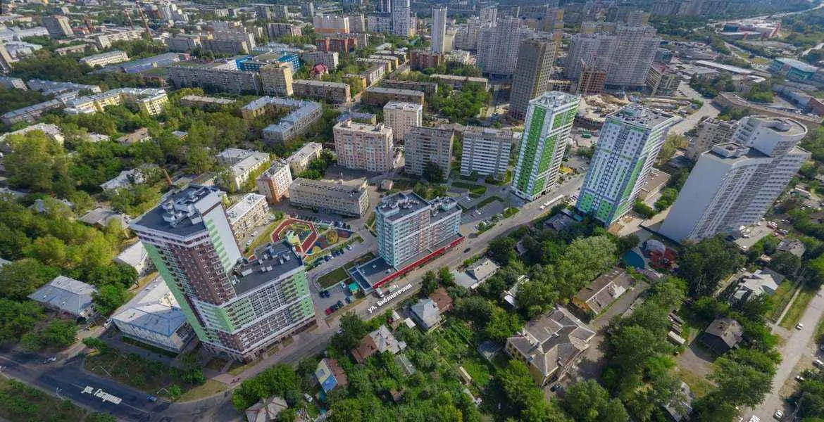 Соседи из жилого комплекса «Базилик» утверждают, что проект строительства 26‑этажного дома нарушит доступ к солнцу и ухудшит транспортную ситуацию; они направили обращения в надзорные органы и подали иск.