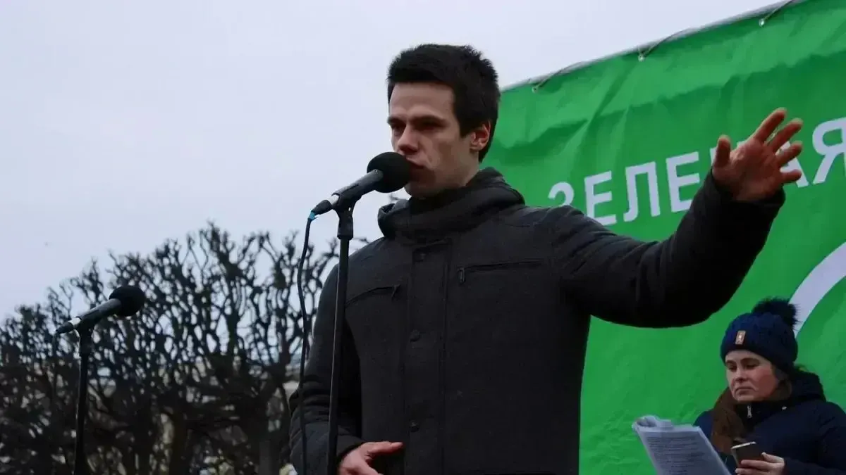Ярослав Костров сообщил, что полиция задержала его в Санкт‑Петербурге. Причины задержания пока не раскрывают.