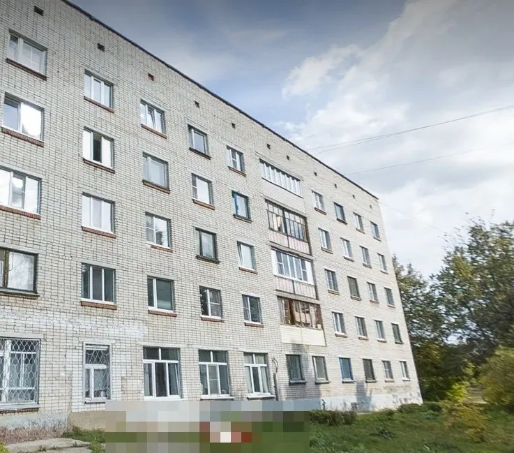 Следователи проводят проверку после падения ребёнка с четвёртого этажа многоквартирного дома; мальчик выжил и доставлен в больницу.
