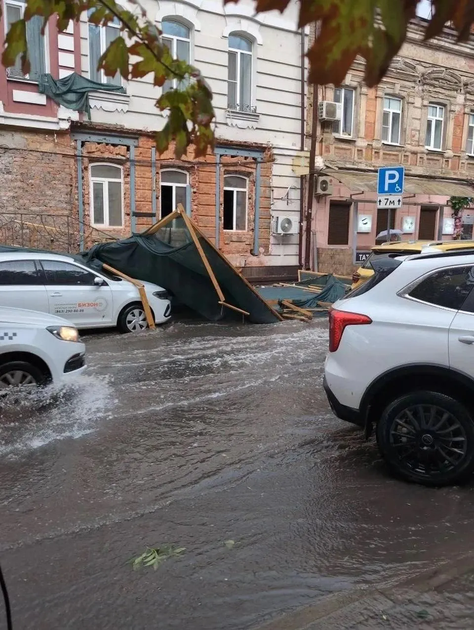 Страховая компания принимает заявления в упрощённом порядке: удалённо через мобильное приложение или по короткому номеру. Для выплат по КАСКО достаточно фотографий повреждений, для компенсации жилья — только паспорт и заявление с реквизитами.