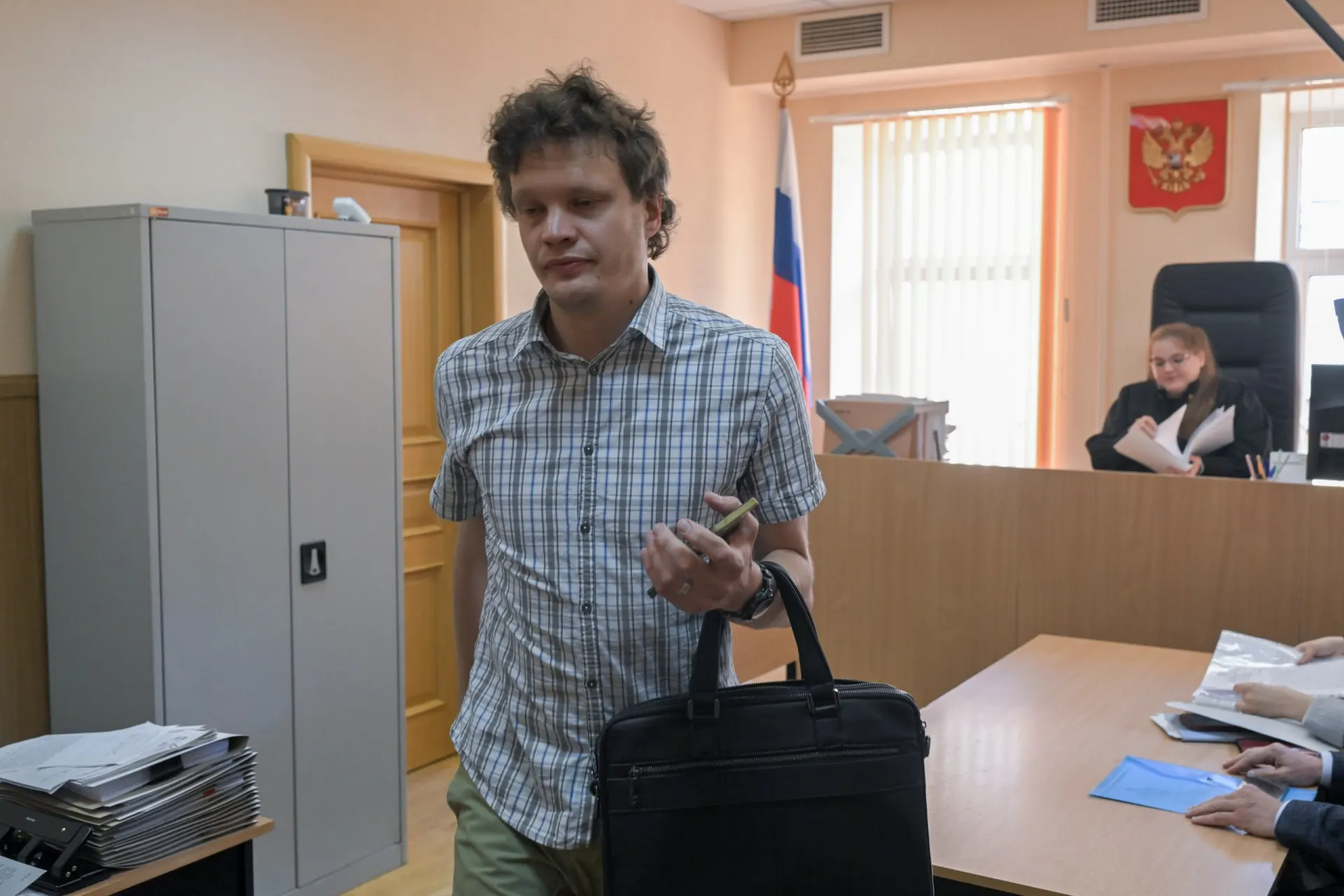 Городской Центр СПИД в Петербурге отказывает в выдаче антиретровирусной терапии иногородним пациентам, ссылаясь на регистрацию и местные указания. Благотворительная организация подала иск, требуя выполнения федеральных норм и доступа к бесплатным лекарствам.