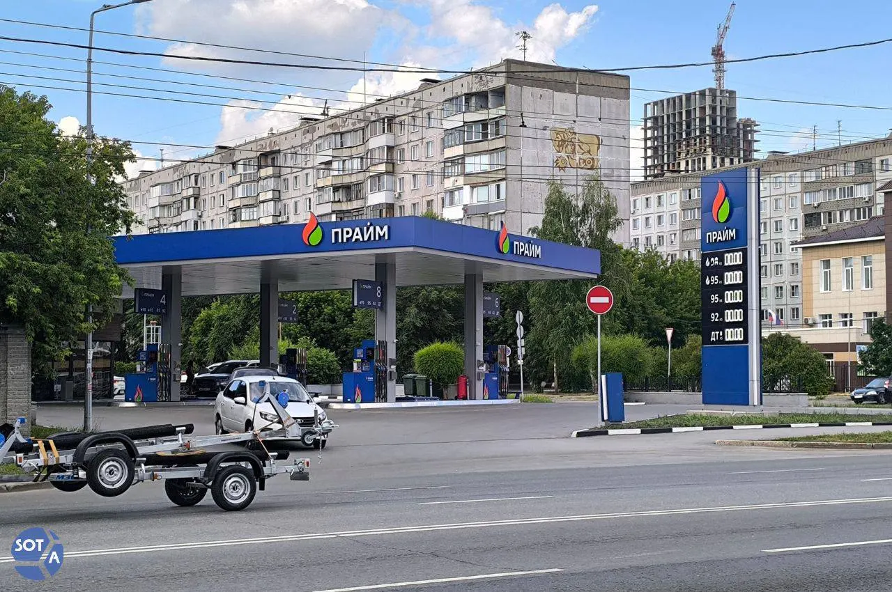 В городе работают лишь несколько сетей АЗС, из‑за сокращения поставок водители ждут в очередях около трёх часов. На одной из заправок в продаже остался только бензин АИ‑100 по 89 руб./л.