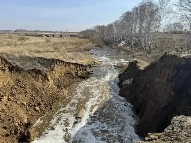 Омский районный суд обязал региональное Минприроды убрать земляную дамбу на реке Камышловка и восстановить естественное русло из‑за подтоплений и экологического ущерба.