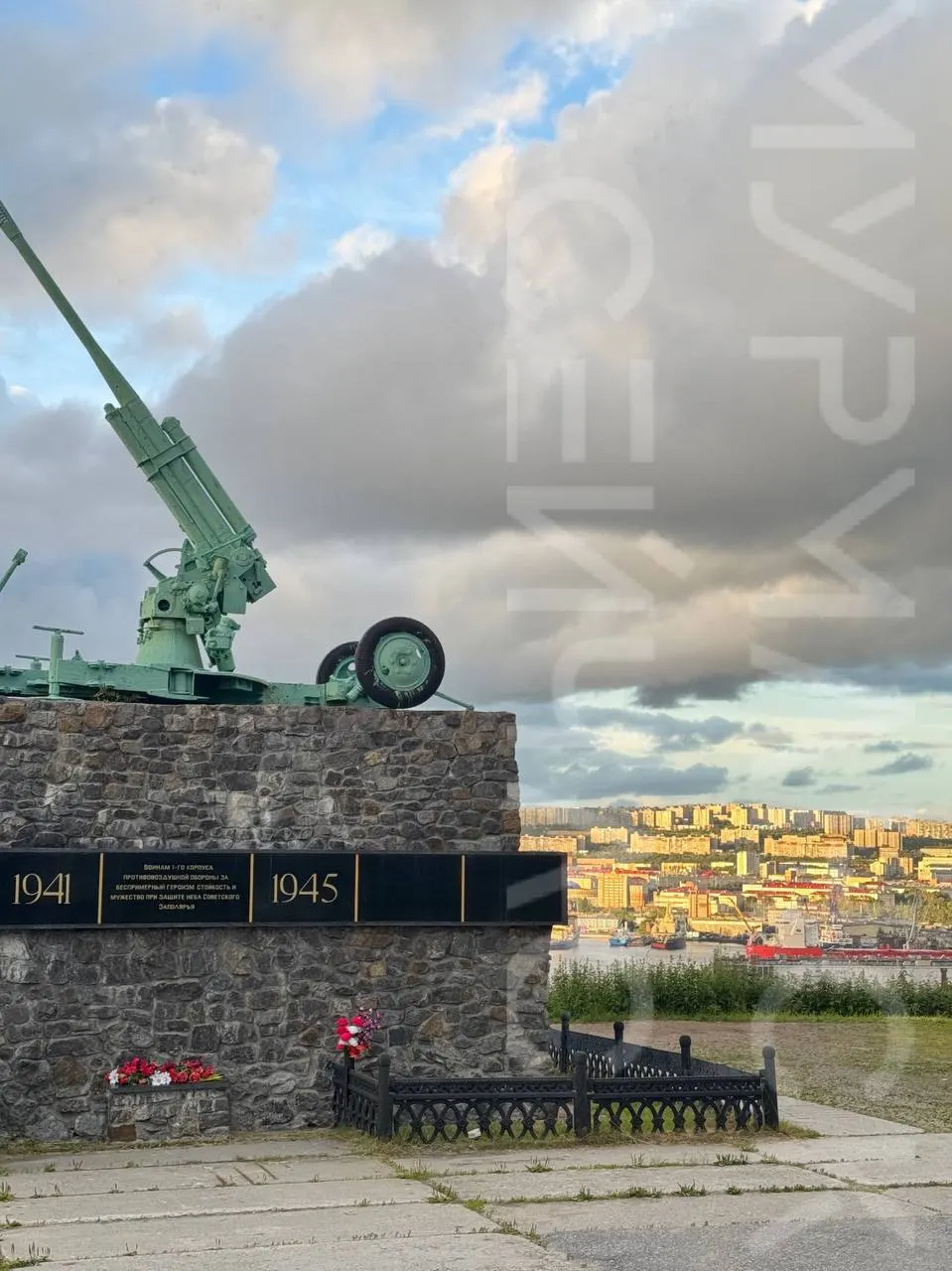 Местные жители жалуются на сломанные скамейки, переполненные урны и повреждённый ДОТ; по их словам, уборка проводится лишь перед 9 мая.