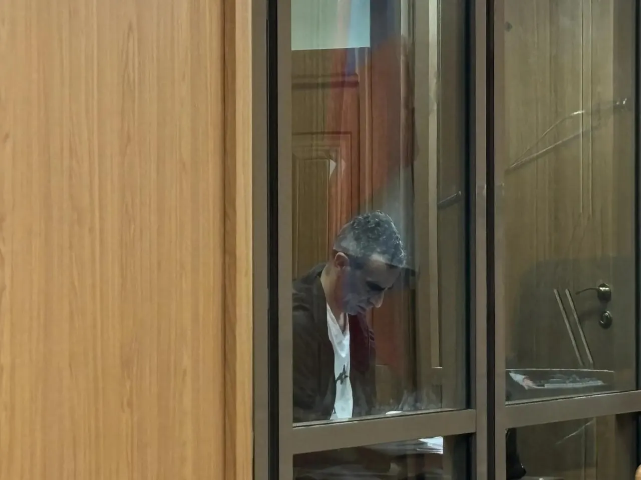 Мужчина, обвиняемый в убийстве супруги на глазах у сына, пересылал её переписку знакомому; свидетель не увидел в ней ничего подозрительного и назвал общение деловым.