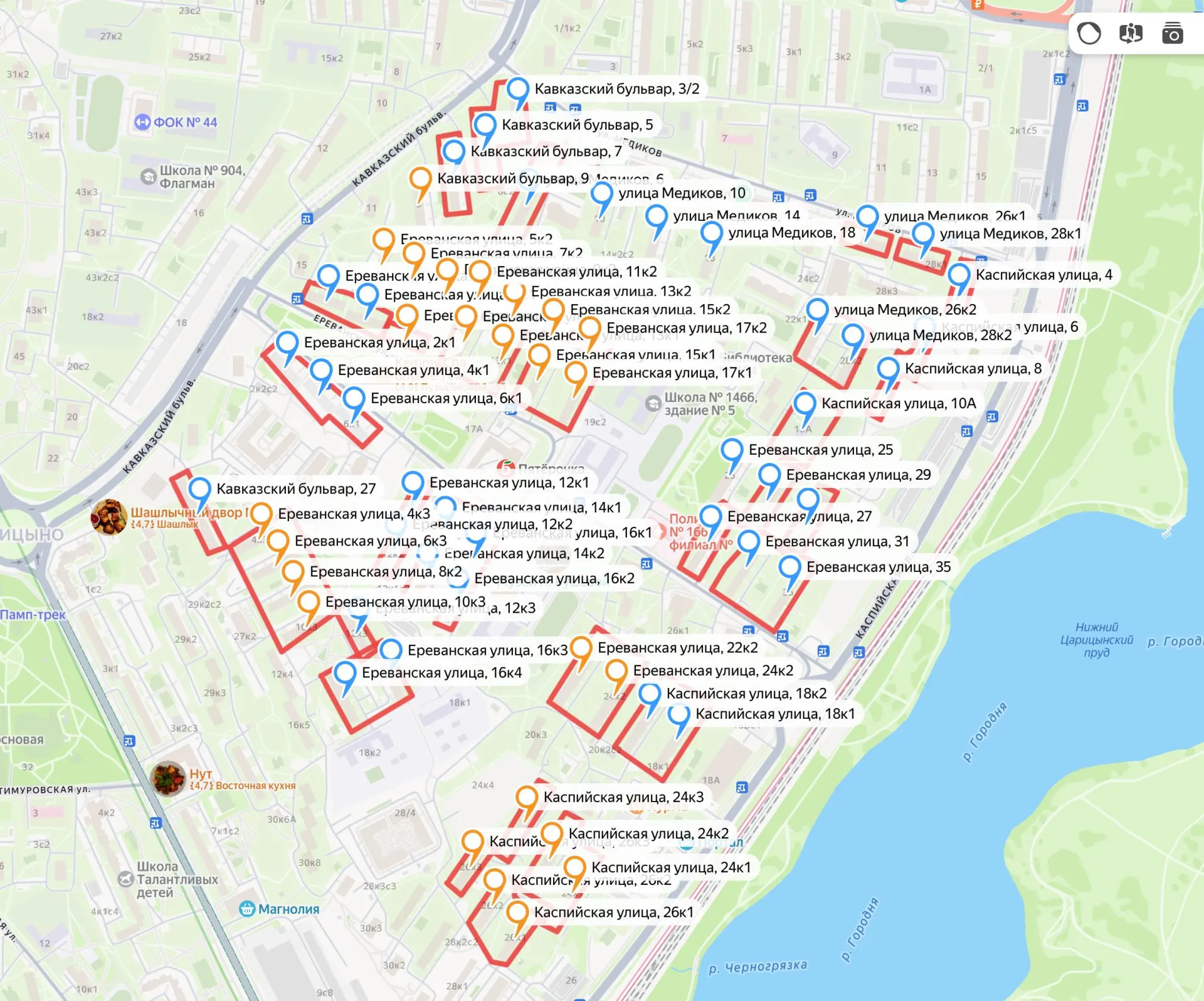 В районе Царицыно составили карту 73 домов, подлежащих сносу. Первые демонтажи запланированы на 2027–2029 годы; на переселение выделено 2,9 млн руб., ещё ~127 млн пойдёт на замену газораспределения в шести домах.