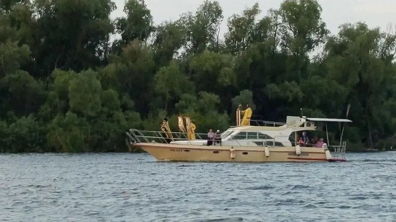 Паломники из Маркса и соседних населённых пунктов на десятке катеров пришли в храм в селе Подлесное, где прошла Божественная литургия и колокольный звон.