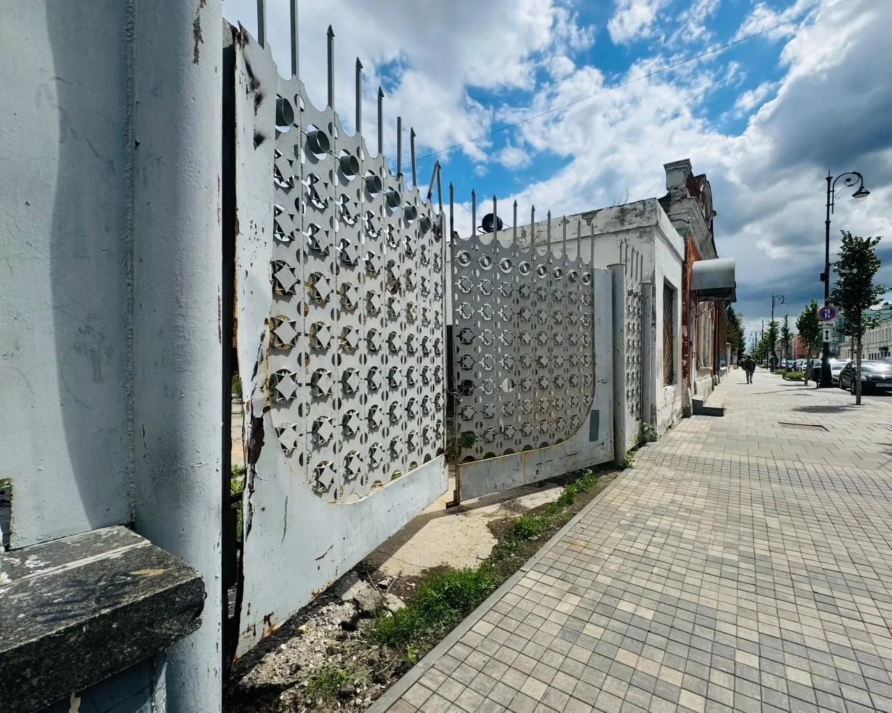 Глава Ленинского района совместно с владельцем проверила Дом промышленности — установлены решётки и заборы, но фасад по-прежнему в граффити, внутри остаётся мусор. Владелец готовит документацию для будущего инвестпроекта.