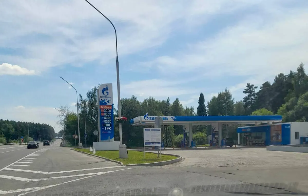 Губернатор региона заявил, что очереди на автозаправках вызваны ажиотажным спросом — потребление топлива увеличилось примерно в 1,5 раза, а многие автолюбители доливают по 10–15 литров. Жители выражают сомнения и жалуются на закрытые АЗС и длительные ожидания.