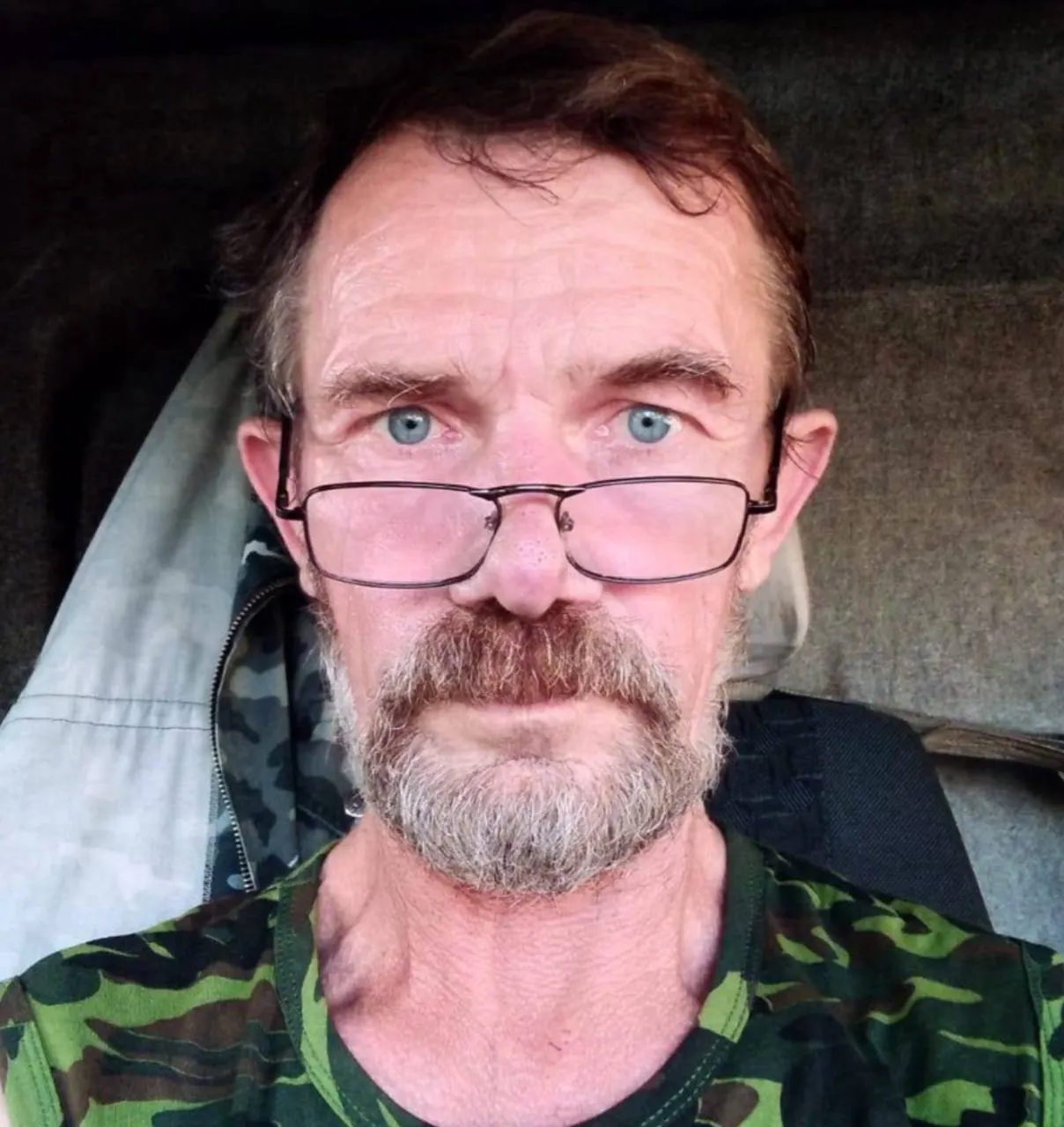 Жительница Петербурга заявляет, что её 58‑летнего отца обманом женили и отправили на войну в Украине, где он позже скончался. Она добивается возбуждения уголовного дела и называет произошедшее схемой мошенничества с целью получения выплат.
