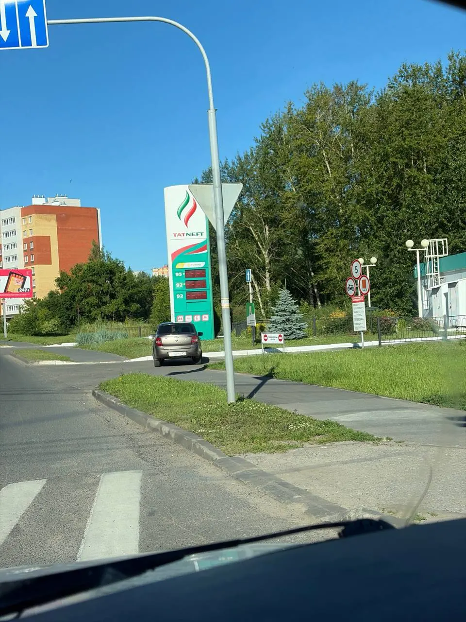 На ряде АЗС региона топливо закончилось, независимые заправки поднимают цену на АИ‑95 до 97–99 руб./л. Чиновники говорят о контроле, но рост оптовых цен остаётся ключевой проблемой.