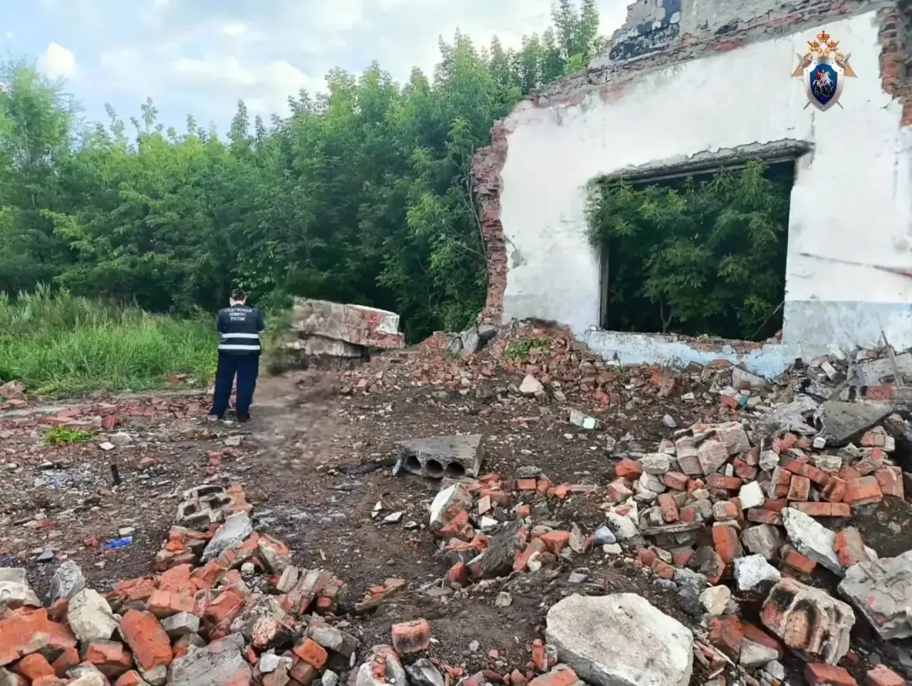 13-летний подросток скончался на месте после обрушения кирпичной кладки в заброшенном доме на улице Соцгородок. По факту смерти возбуждено уголовное дело.