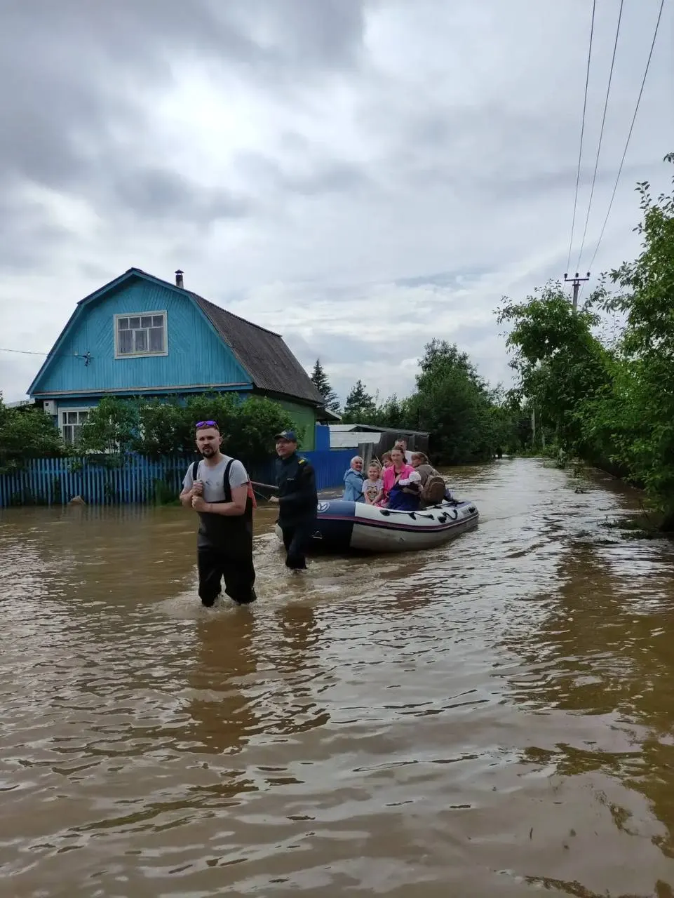 Из‑за сильных дождей и выхода рек из берегов в регионе эвакуировали людей, десятки населённых пунктов остаются отрезаны. Ведутся работы по ликвидации последствий подтоплений.