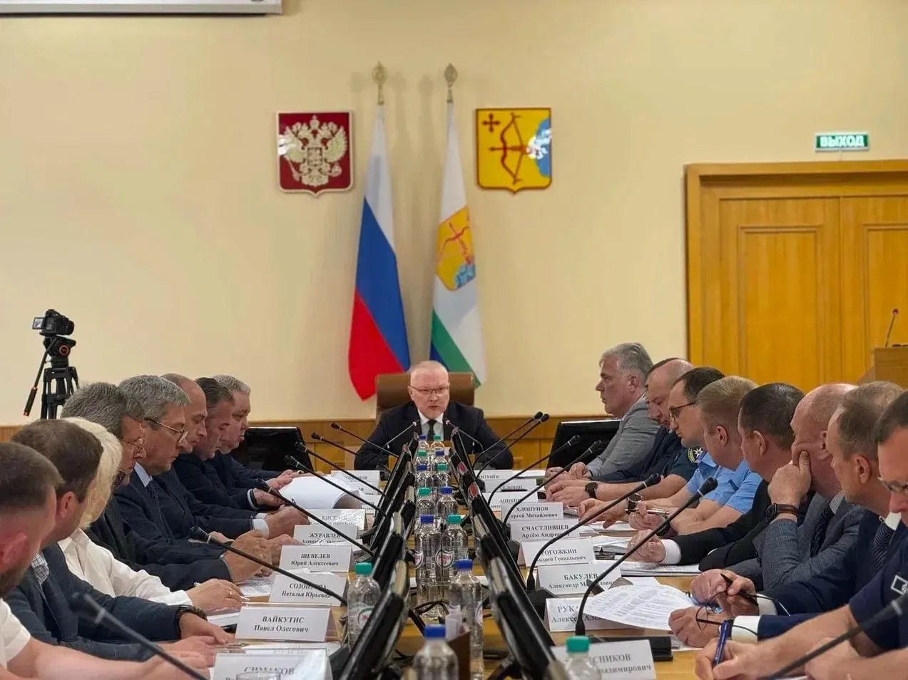 В регионе сформирован оперативный штаб по поставкам топлива. Запас — 4 500 тонн — при текущем спросе хватит примерно на 15 дней; при нормализации спроса — до месяца. Введён двухнедельный запрет на отпуск топлива в канистрах, поставки продолжаются.