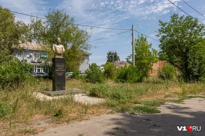 Ранее ухоженный бульвар в Краснооктябрьском районе Волгограда зарос травой и завален мусором. Местные жители просят администрацию организовать уборку и уход за территорией.