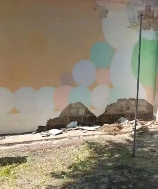 Родители сообщают, что в детском саду «Буратино» в Могойтуе до сих пор не сделали капитальный ремонт: в январе в группах была температура 5–11 °C, а к середине июля ситуация не изменилась.