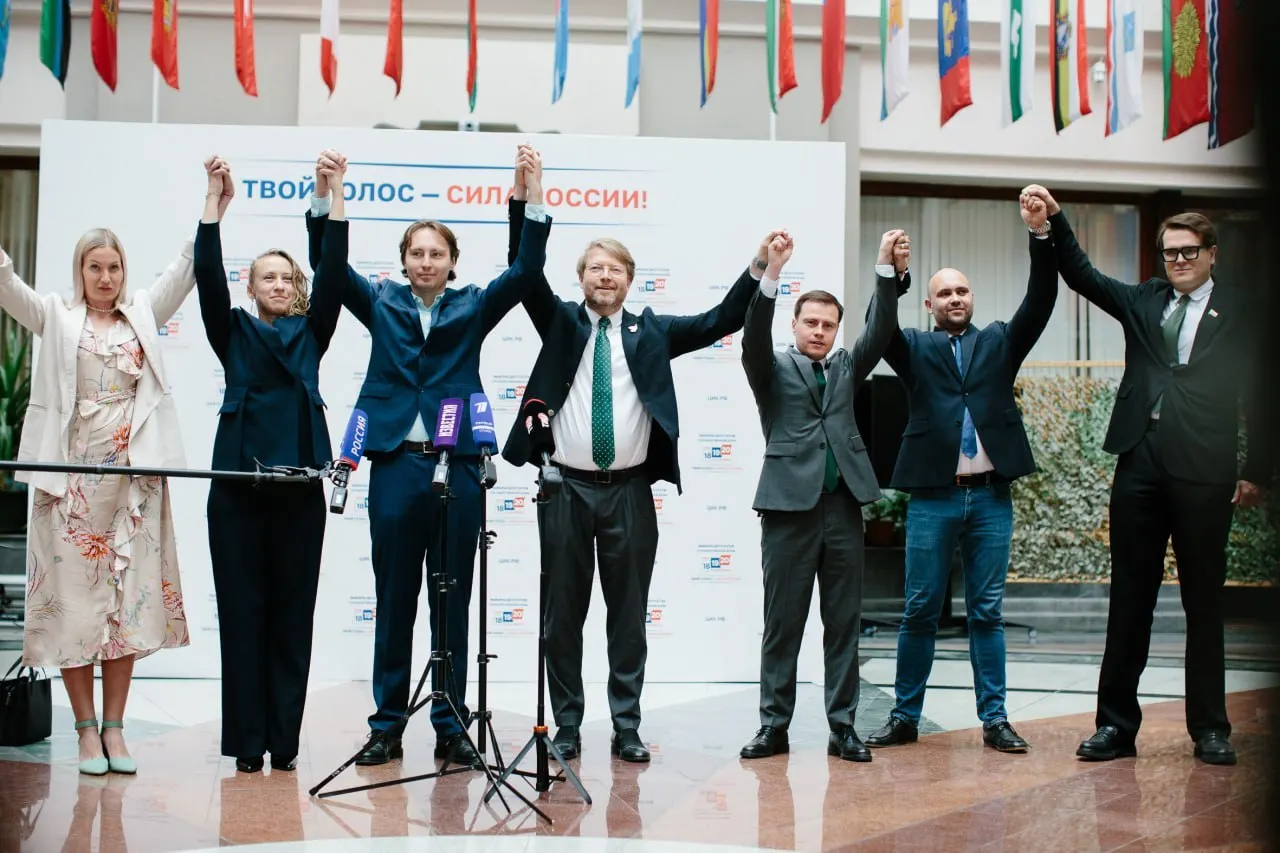 В федеральный список партии «Яблоко» включили 269 кандидатов. Программа начинается словами «За мир и свободу!». В списке есть несколько петербургских кандидатов; одного из них исключили из-за права на постоянное проживание в Италии.