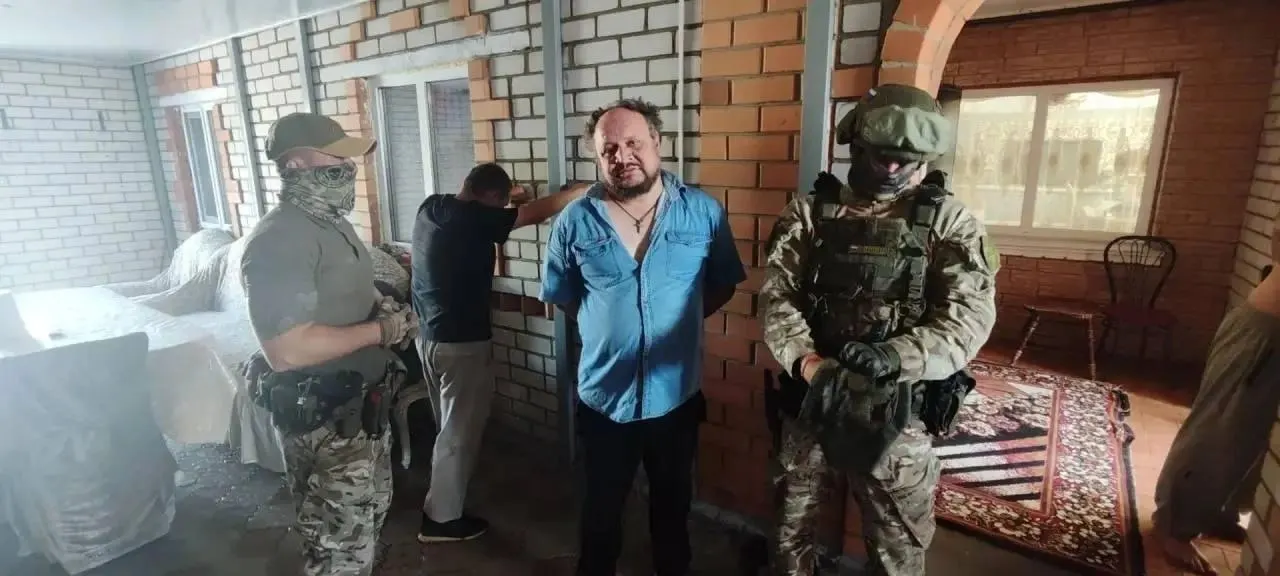 Во время рейда по местам проживания лиц, склонных к противоправным действиям, был обнаружен мужчина, находившийся в федеральном розыске по подозрению в краже. В отдел полиции доставлены 15 человек для проверки причастности к преступлениям.