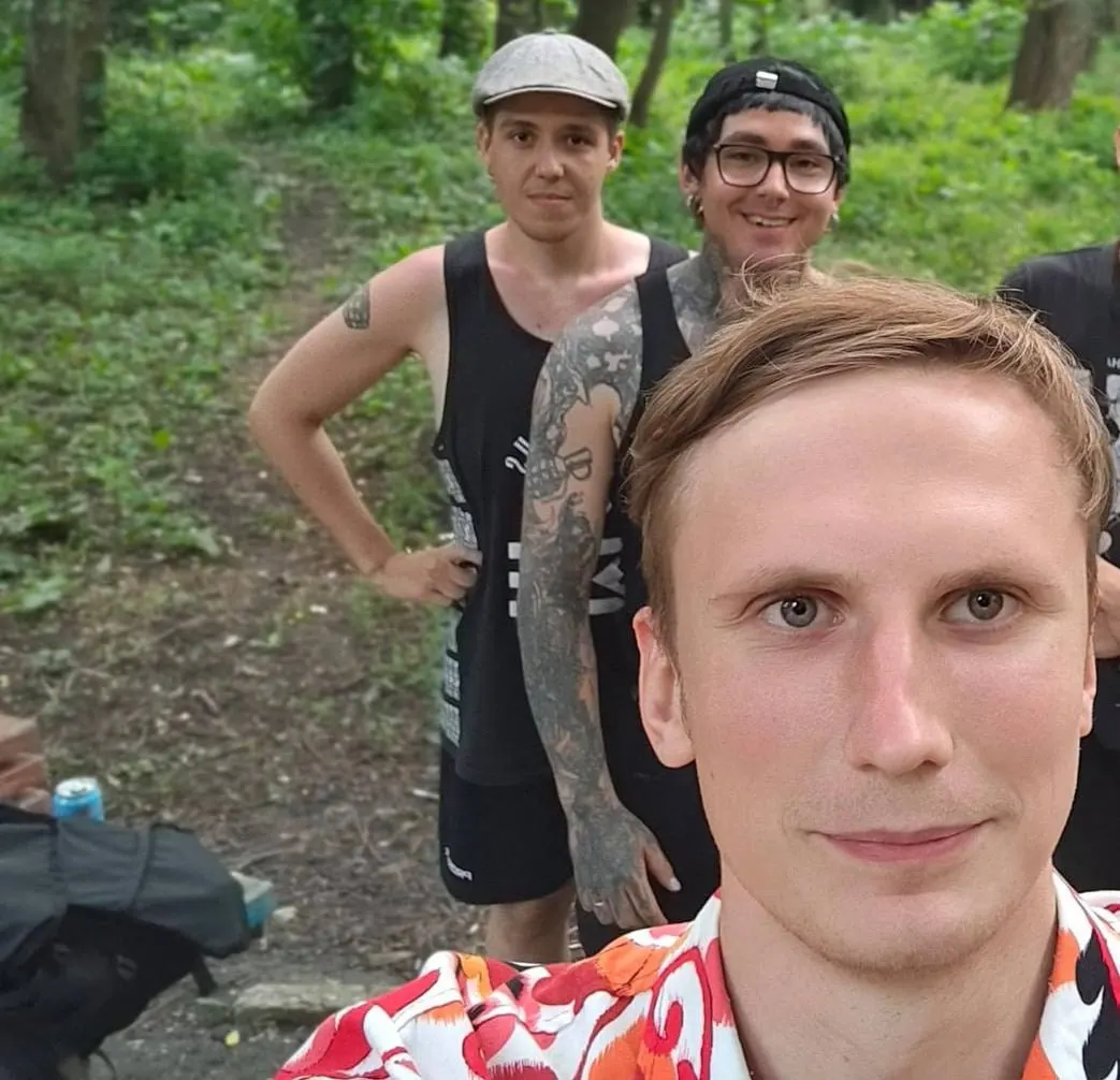 Михаила Галяшкина, Ивана Рыбина и Андрея Троицкого обвиняют в демонстрации экстремистской символики (ст. 20.3 КоАП). Дела связаны с символикой «Другой России», которую силовики называют правопреемницей запрещённой в 2007 году НБП.