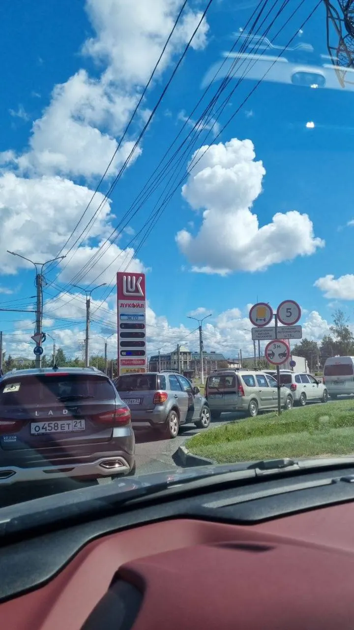 Власти республики признали дефицит топлива на АЗС: введены лимиты выдачи, некоторые заправки работают с перебоями. Официально заявляют о «замедлении» роста цен, хотя стоимость бензина уже поднялась.