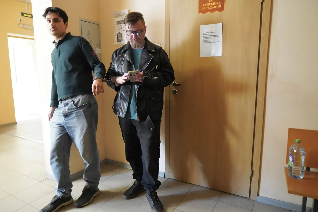 Депутата Ивана Апостолевского могут не допустить до осенних выборов из‑за протоколов по ст. 20.3 КоАП РФ о «экстремистской» символике; похожие дела заводили и на других активистов и политиков.