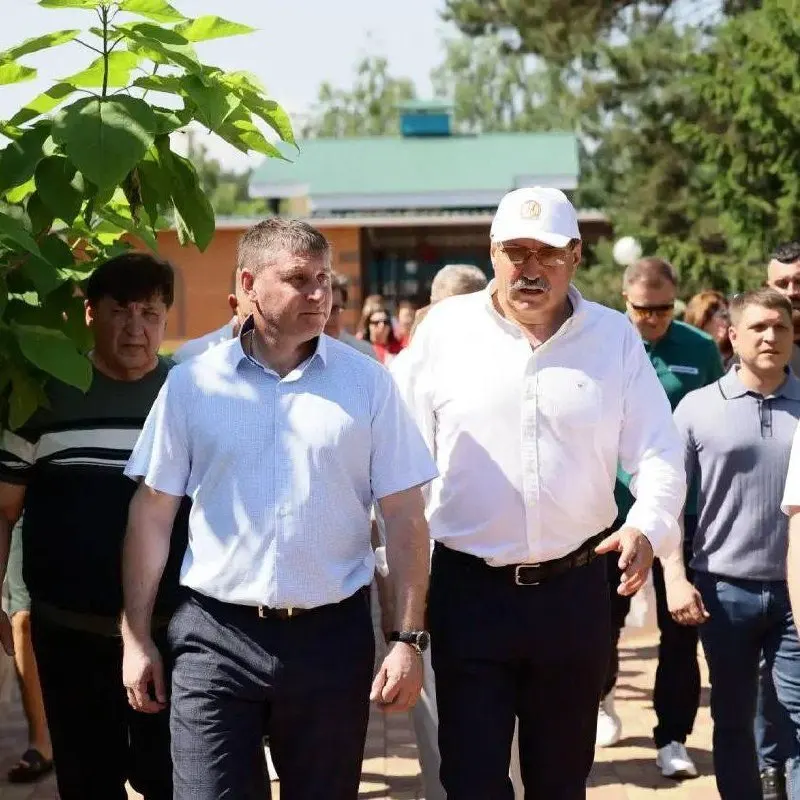 Александр Шуваев заявил, что не рассчитывает на поддержку крупного бизнеса и обходится военной пенсией и соцвыплатами; ранее в регионе работали внебюджетные фонды для компенсаций после атак дронов.