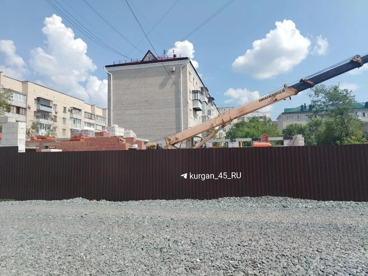 В центре Кургана на месте снесённого исторического дома началось строительство — на щите указан заказчик и срок сдачи объекта: ноябрь этого года.