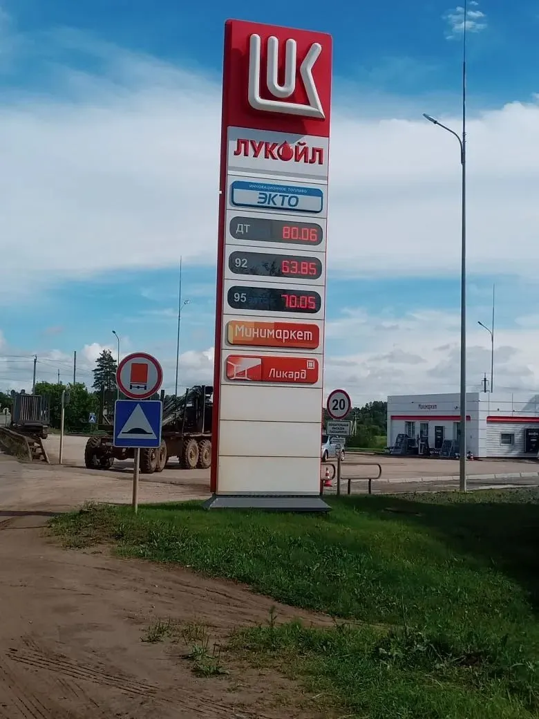 В Кезе закрылись две недавно открытые АЗС самообслуживания; работают лишь две станции с лимитами на отпуск топлива и ценами около 90–86,9 ₽ за литр.