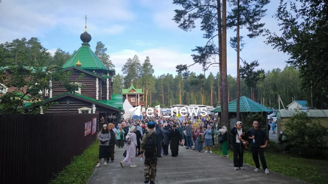 Паломники, шедшие всю ночь, прибыли к монастырю на Ганиной Яме и теперь устраиваются на отдых.