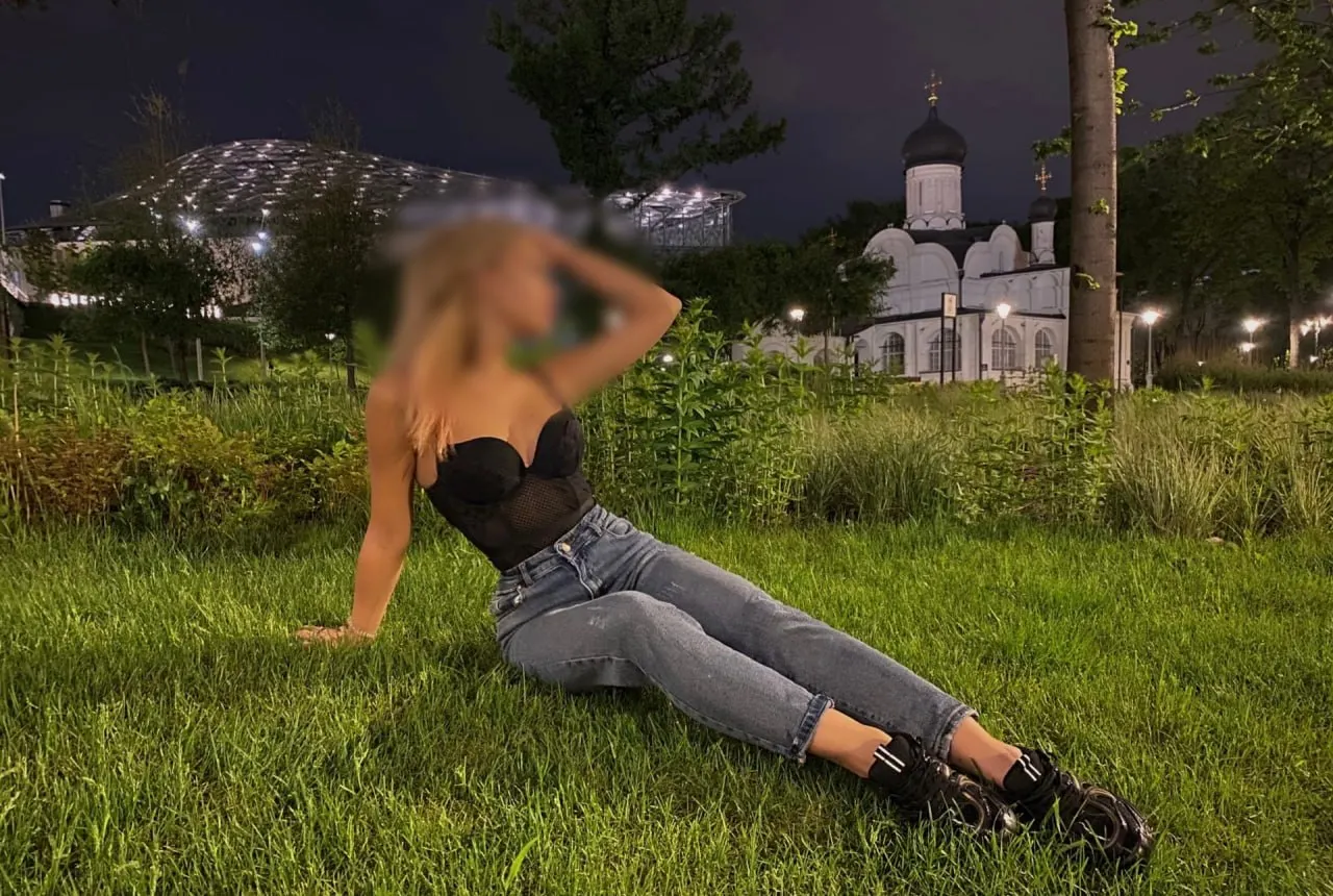 В Москве в районе Сокольники 33‑летний мужчина напал на 26‑летнюю фитнес‑тренерку, столкнул её с четвёртого этажа и затем покончил с собой. Пострадавшую госпитализировали в тяжёлом состоянии, следователи выясняют обстоятельства происшествия.