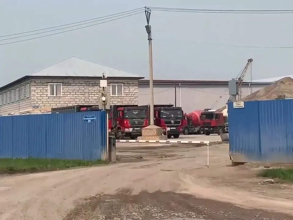 Общественники обнаружили, что предприятие выливает жидкие остатки бетона с бетоновозов за ограду; отходы попадают в ручей Черёмушка, впадающий в Енисей. Эколог предупредил о вреде щелочной среды. Информацию передали в прокуратуру.