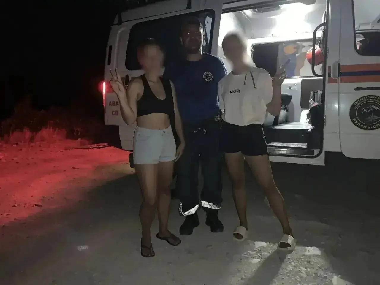 Две девушки забрались на стоящий на мели сухогруз у села Кабардинка и не смогли самостоятельно спуститься. По вызову 112 спасатели с помощью альпинистского снаряжения поднялись на борт и эвакуировали их на берег; медицинская помощь не потребовалась.